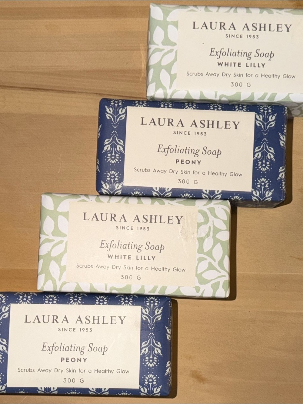 12 QLaura Ashley White Lilly & Peony Exfoliating Soap - White & Navy